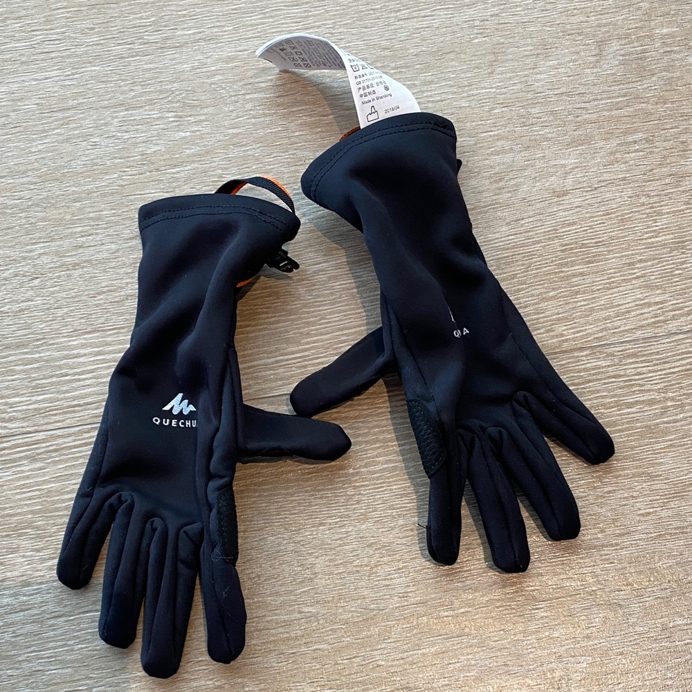 Quechua Dark Gloves for Outdoor Adventures